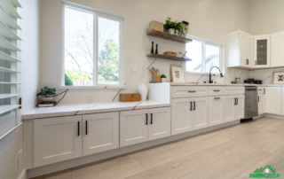 natural stone backsplash - Image of kitchen cabinets with stone backsplash